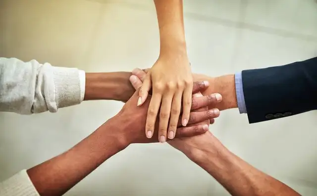王殿武:决定一个人的前途和命运,看他和谁形成了 “利益共同体”